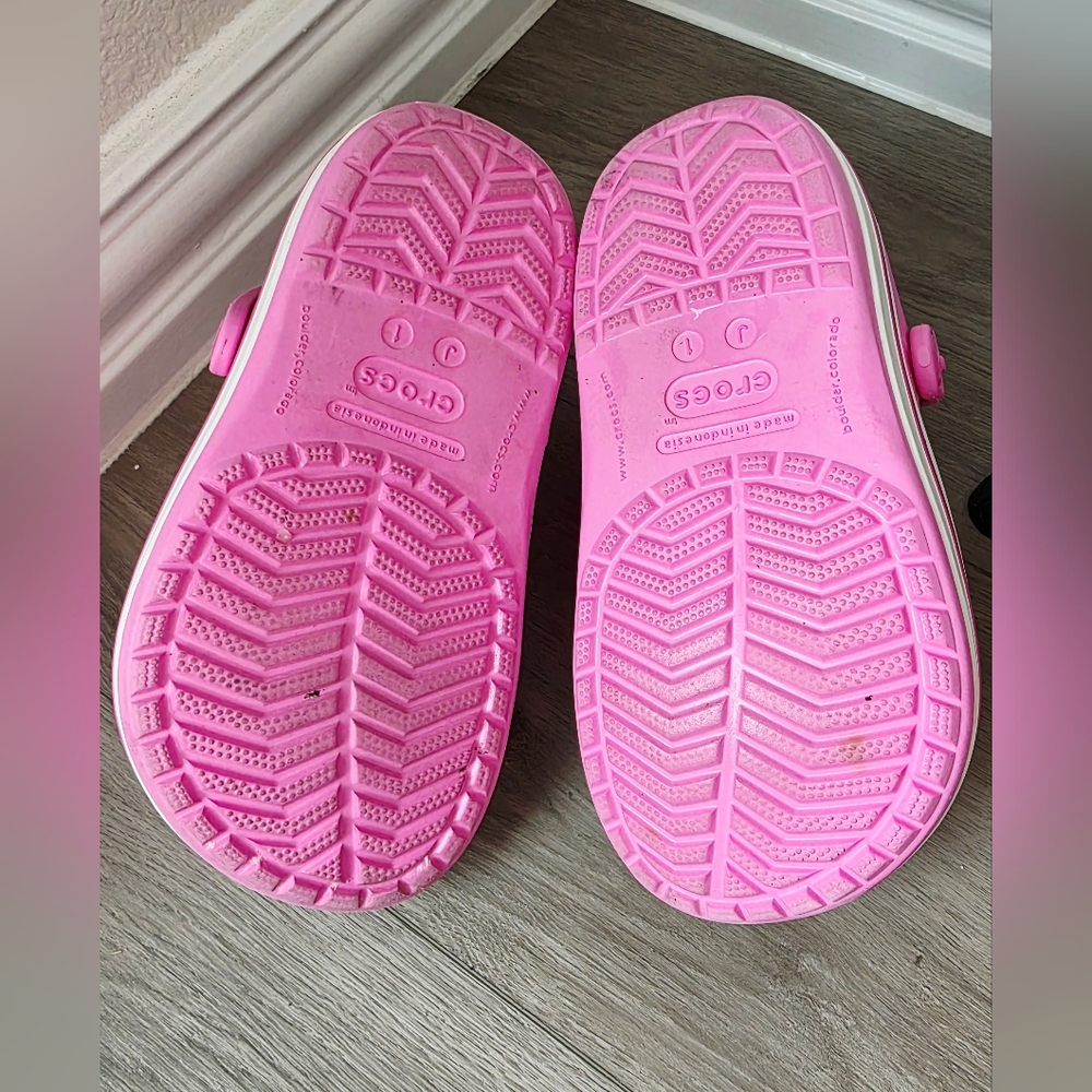 CROCS Kids Bright Pink Clogs Size 1 - Picture 4 of 4